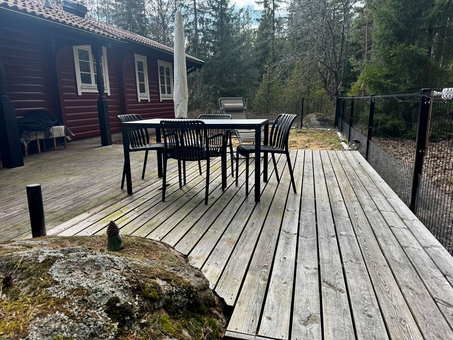 Björnhus – Terrasse mit eingezäuntem Garten am Wald