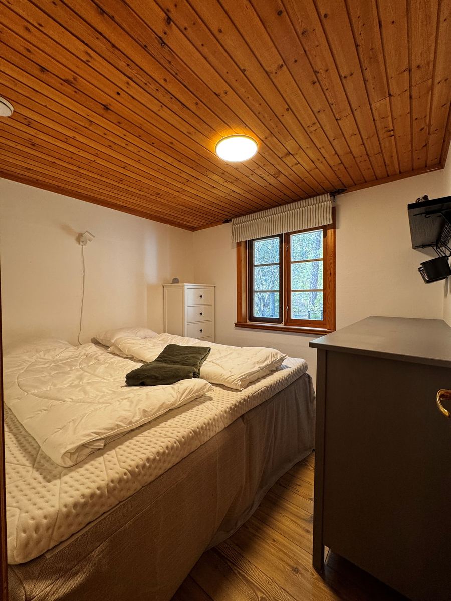 Björnhus – Hauptschlafzimmer mit Doppelbett