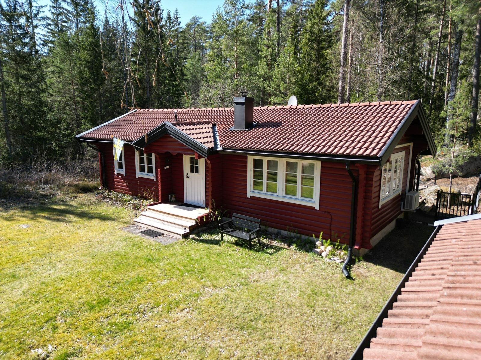 Björnhus – rotes Schwedenhaus im Wald bei Vimmerby, Småland