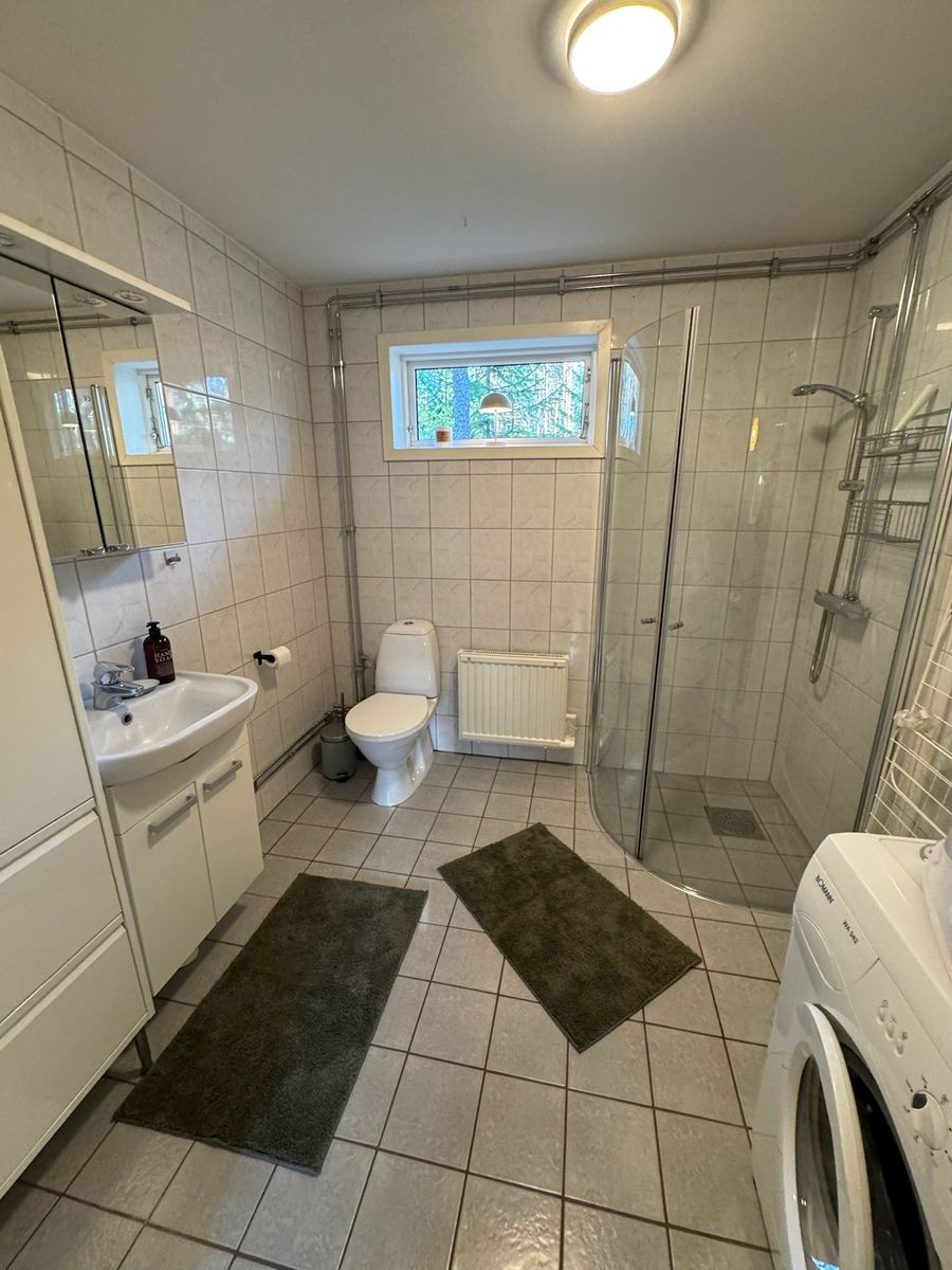 Blåbärhus – Flur mit Blick ins Badezimmer