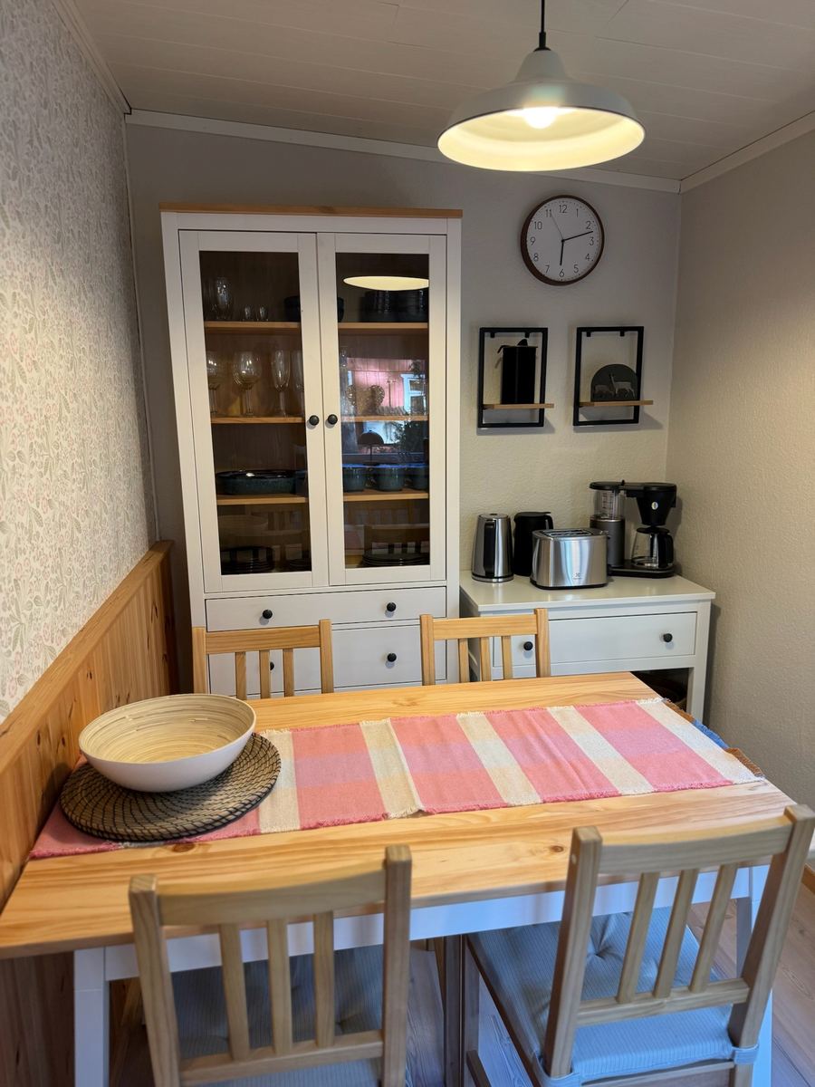 Blåbärhus – Essbereich mit Vitrine und Kaffeestation