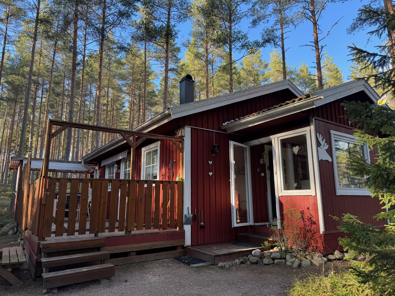 Blåbärhus – rotes Schwedenhaus mit Terrasse im Kiefernwald bei Vimmerby