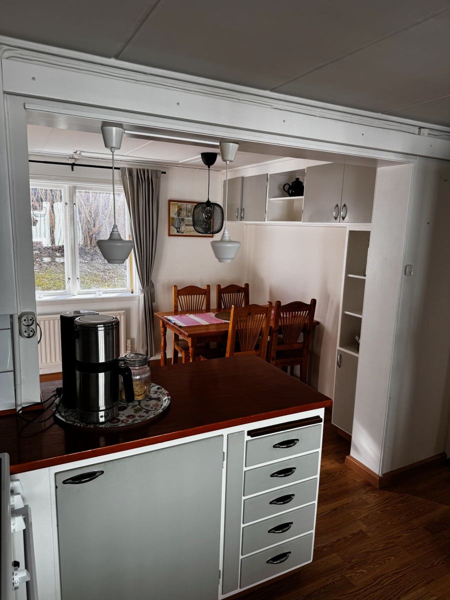 Kulla Kvarn – Essbereich mit Blick aus der Küche