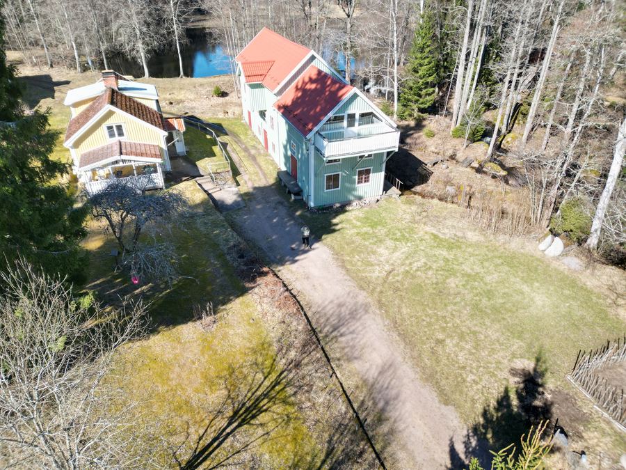 Kulla Kvarn – Luftaufnahme mit Haus, alter Mühle und eigenem See