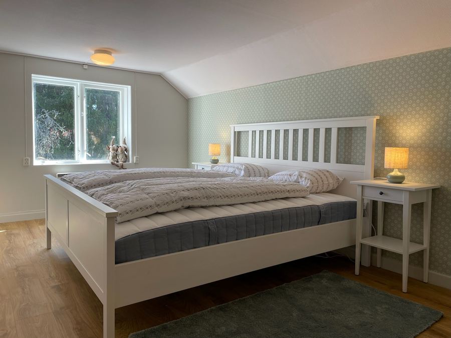 Kulla Kvarn – Schlafzimmer mit Kingsize-Bett und Tapete im Landhausstil