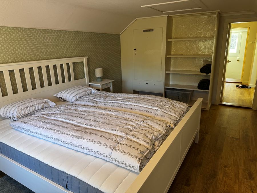 Kulla Kvarn – Schlafzimmer im Obergeschoss mit Doppelbett