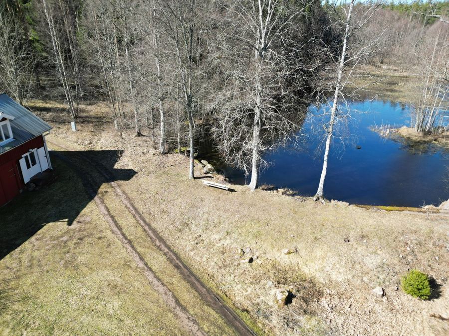 Kulla Kvarn – der eigene See mit Sitzbank am Ufer
