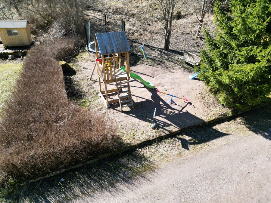 Kulla Kvarn – eigener Spielplatz mit Spielturm, Rutsche und Trampolin