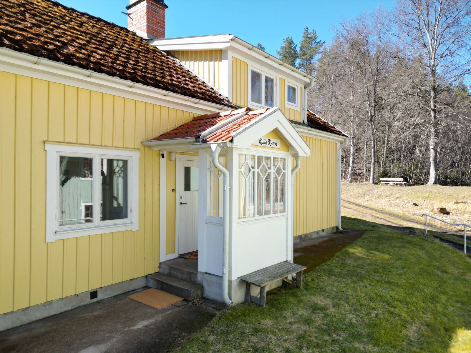 Kulla Kvarn – historisches gelbes Schwedenhaus von 1840 mit Namensschild am Eingang